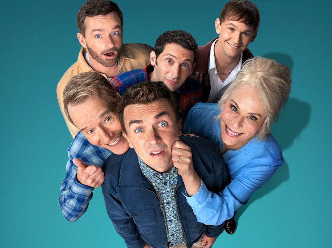 Malcom (Frankie Muniz, Mitte) muss mit seinen Brüdern (oben, von links: Christopher Masterson, Justin Berfield, Caleb Ellsworth-Clark) zum Hochzeitstag von Hal (Bryan Cranston) und Lois (Jane Kaczmarek) antanzen. (Bild: © 2025 Disney. All rights reserved. )