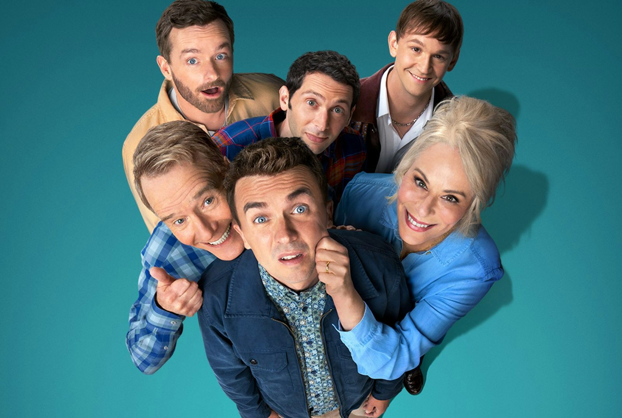 Malcom (Frankie Muniz, Mitte) muss mit seinen Brüdern (oben, von links: Christopher Masterson, Justin Berfield, Caleb Ellsworth-Clark) zum Hochzeitstag von Hal (Bryan Cranston) und Lois (Jane Kaczmarek) antanzen. (Bild: © 2025 Disney. All rights reserved. )