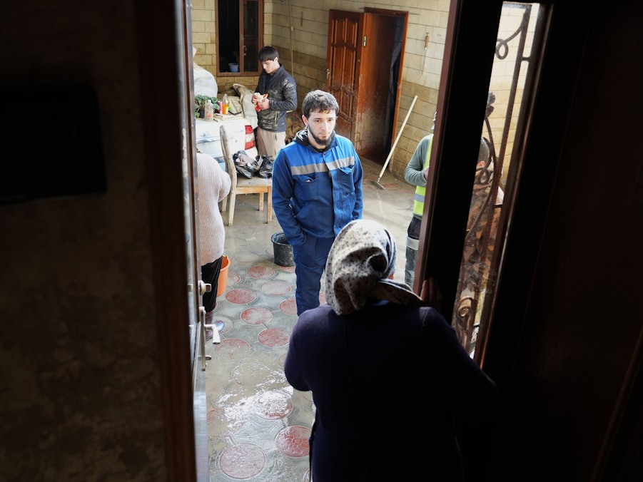 Anwohner und Helfer nach Überschwemmung in Dagestan