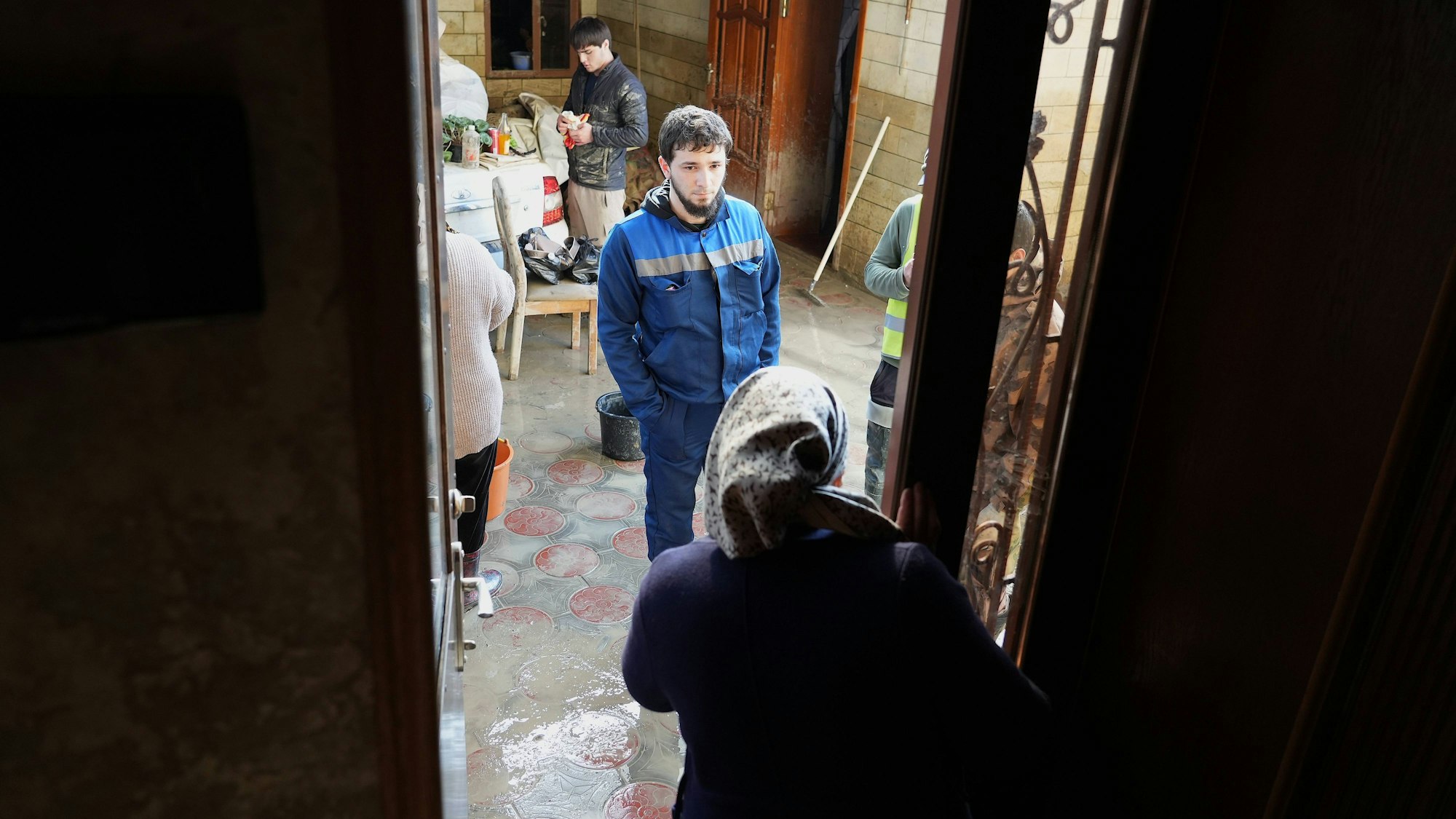 Anwohner und Helfer nach Überschwemmung in Dagestan