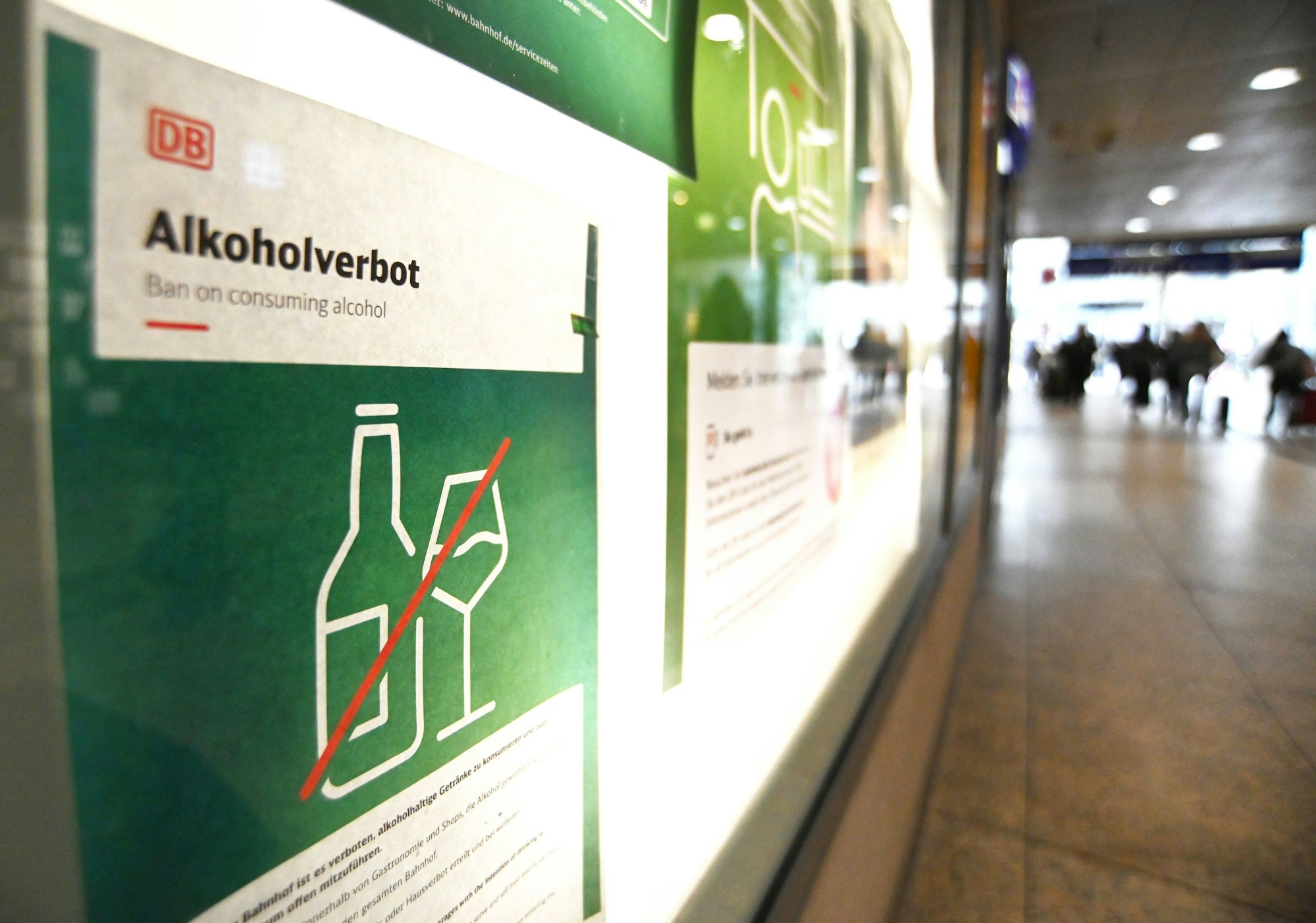 Schilder weisen im Hauptbahnhof auf das neue Alkoholverbot hin.