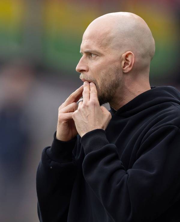 René Wagner pfeift mit seinen Fingern im Mund.