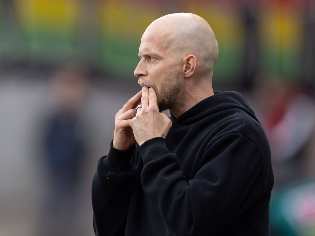 René Wagner pfeift mit seinen Fingern im Mund.