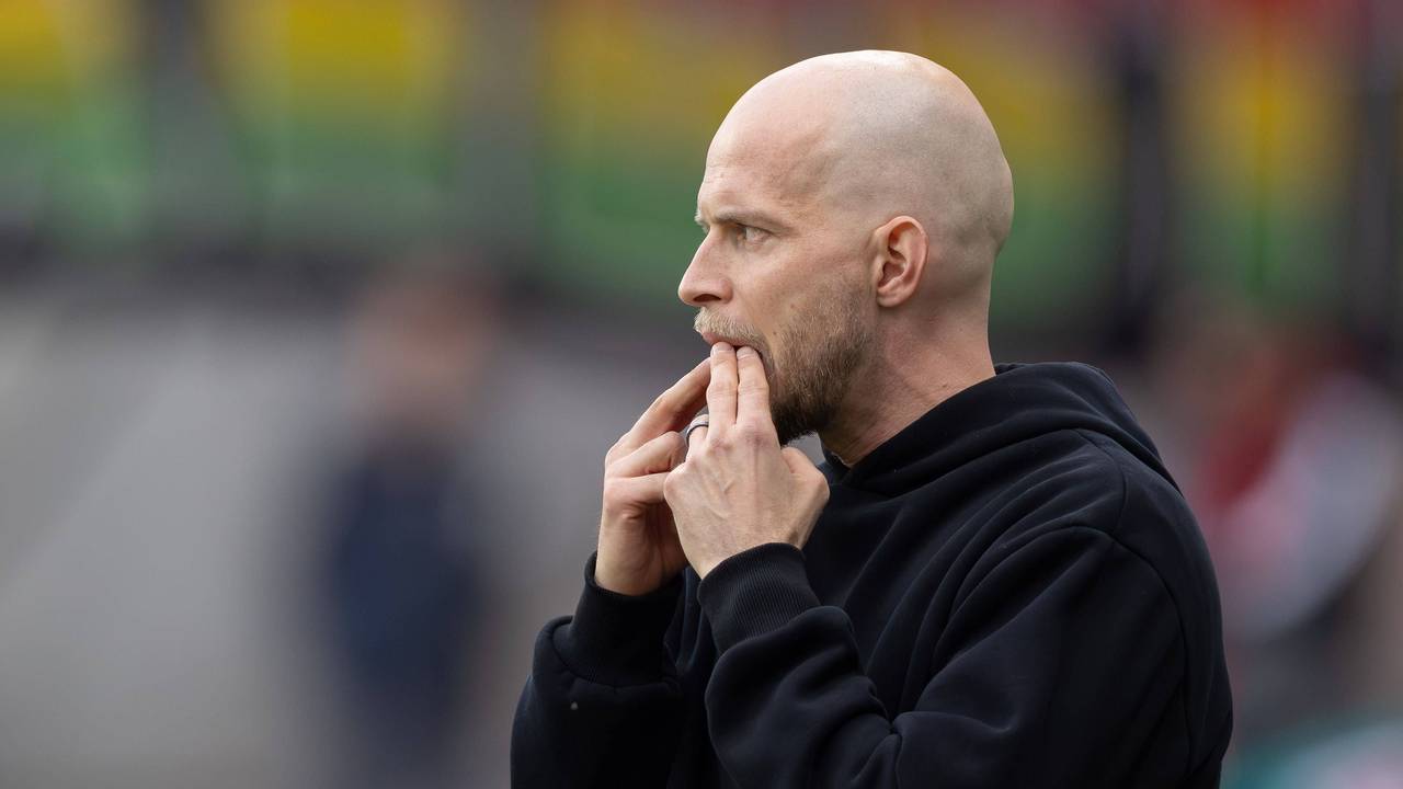 René Wagner pfeift mit seinen Fingern im Mund.