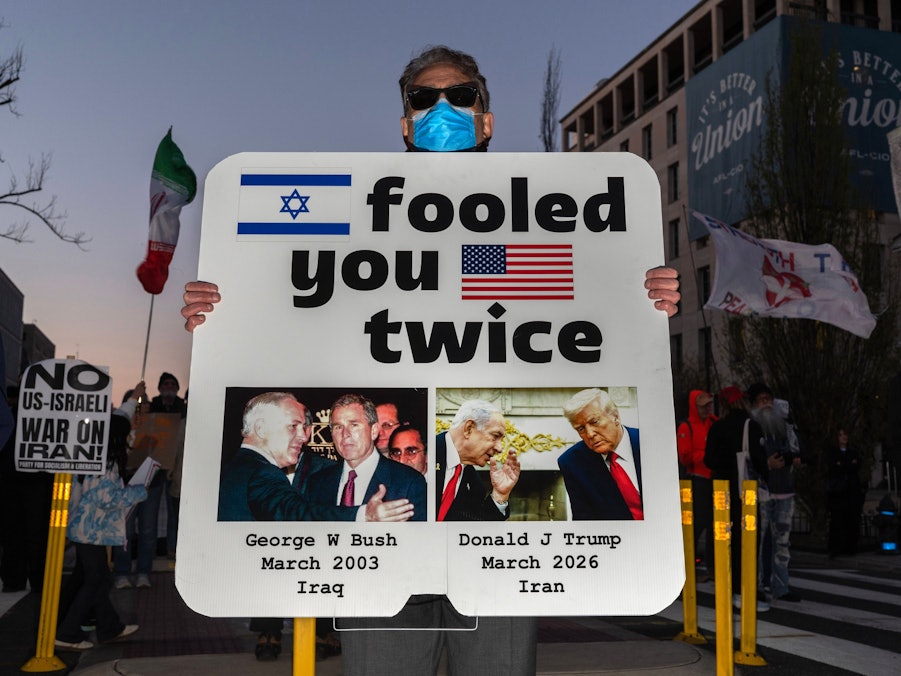Demonstrant mit Schild, George W Bush und Donald Trump