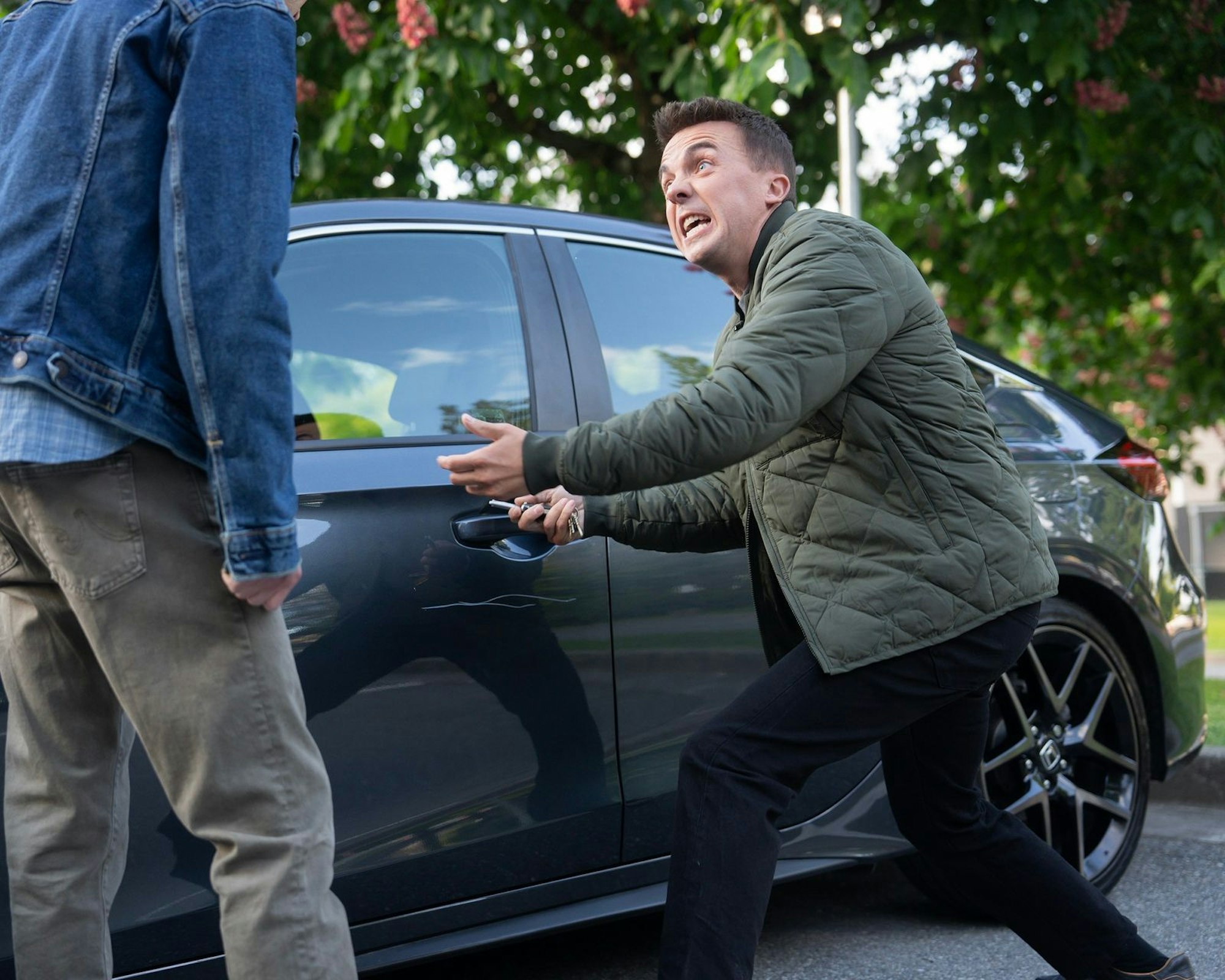 Wirklich gelassener ist Malcom (Frankie Muniz) in all den Jahren nicht geworden. (Bild: © 2025 Disney. All rights reserved. / David Bukach)