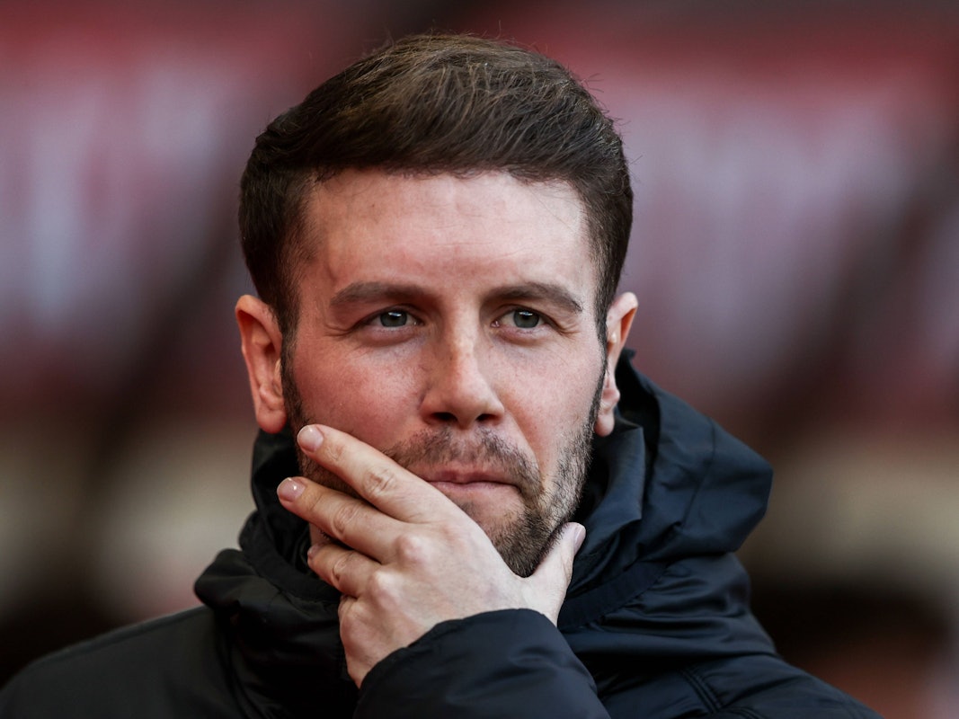 Fabian Hürzeler fasst sich an sein Kinn.