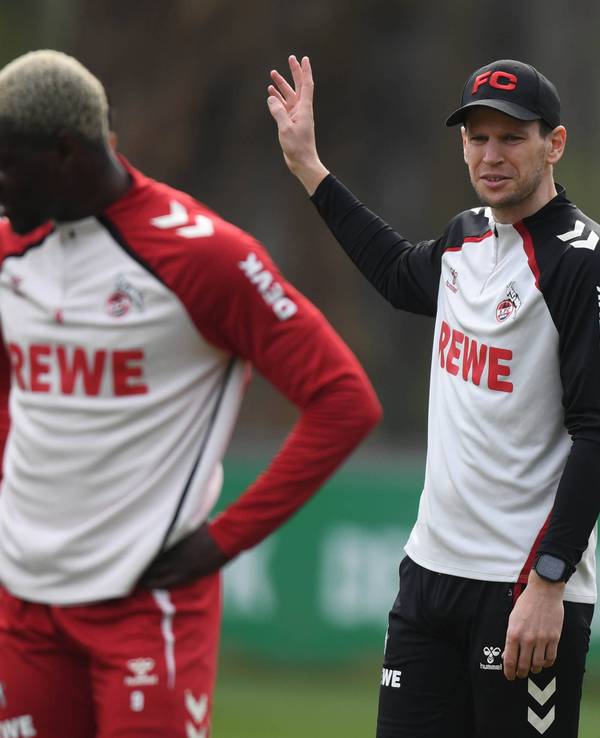 Denis Huckestein gibt im FC-Training Anweisungen.