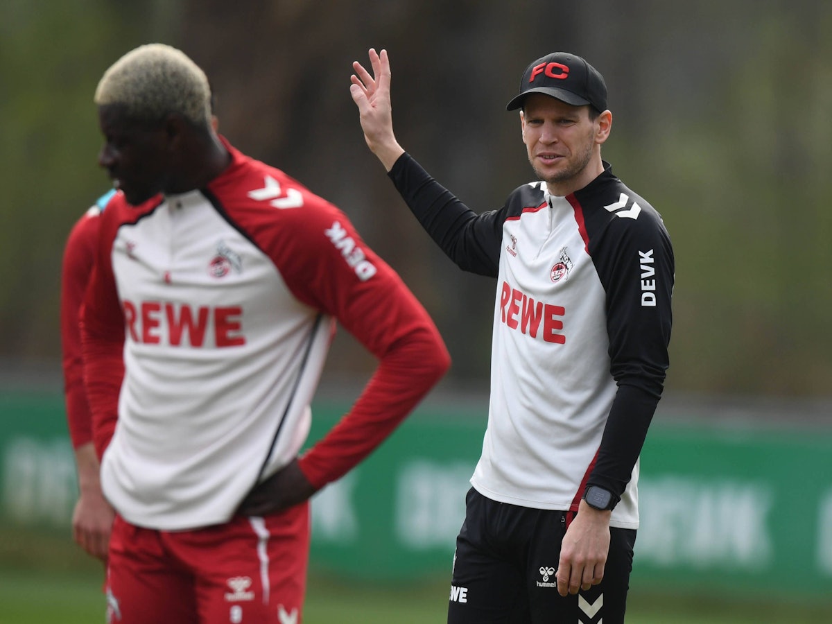 Denis Huckestein gibt im FC-Training Anweisungen.