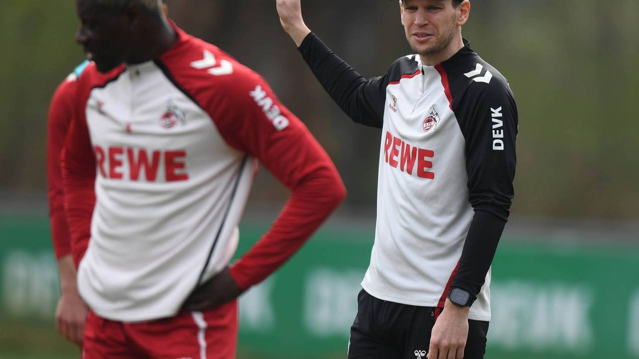 Denis Huckestein gibt im FC-Training Anweisungen.