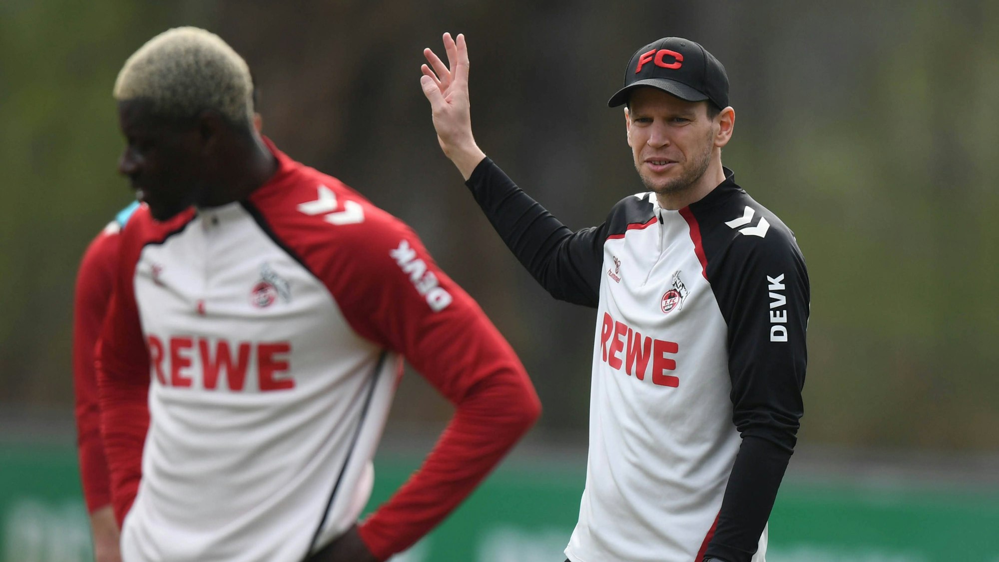 Denis Huckestein gibt im FC-Training Anweisungen.