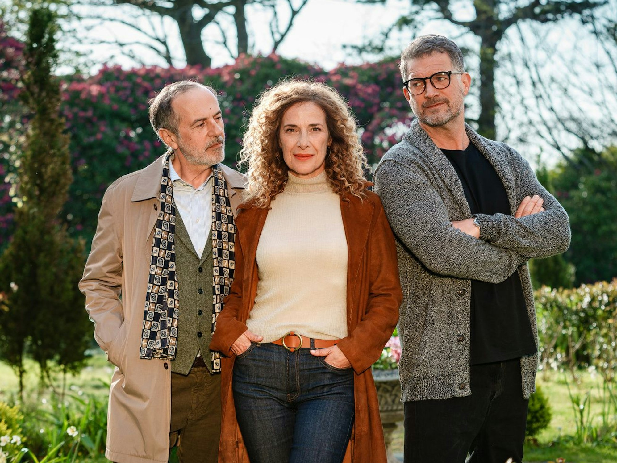 Kate Evens (Clelia Sarto, M.) steht zwischen zwei unterschiedlichen Männern: Ihrem Mann Andrew Evens (Simon Böer, r.), dem erfolgreichen Meeresbiologen, und Yamen Nicholls (Merab Ninidze, l.), dem Philosophieprofessor.