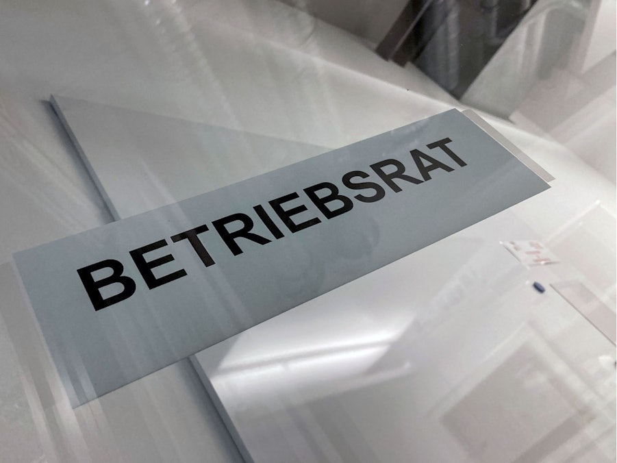 Ein Hinweisschild hängt am Eingang zum Betriebsrat