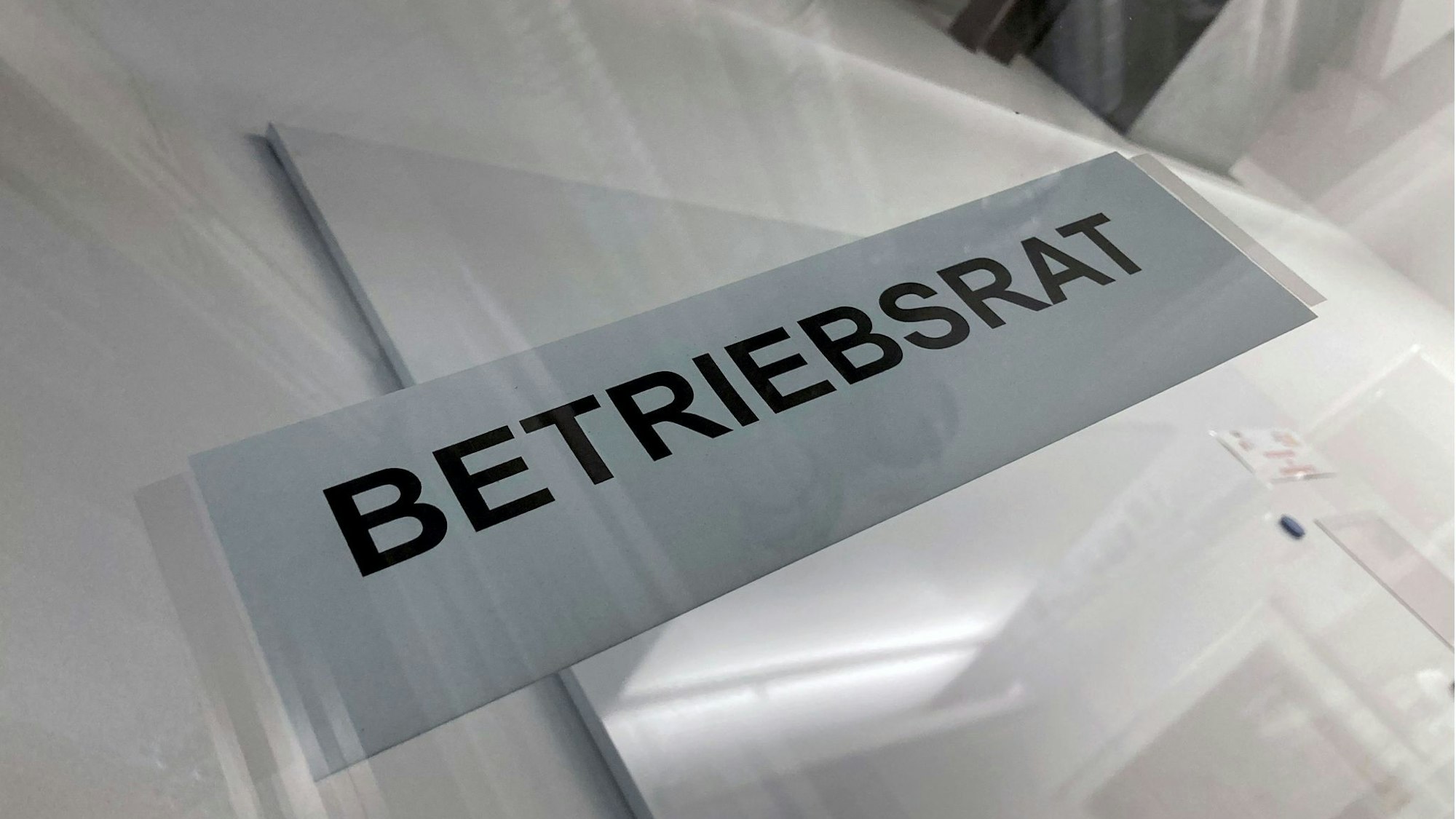 Ein Hinweisschild hängt am Eingang zum Betriebsrat