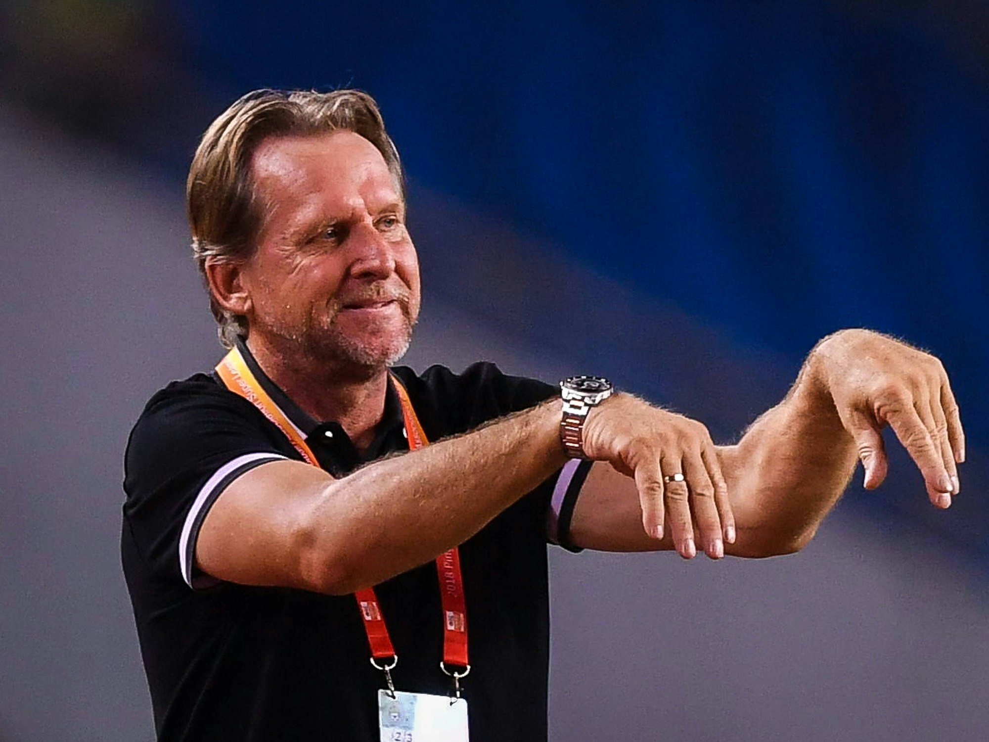 Bernd Schuster gestikuliert an der Seitenlinie.