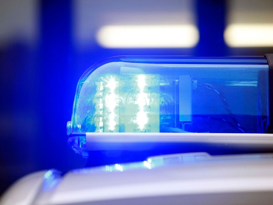 Symbolfoto: Blaulicht eines Polizeiautos in der Nacht.