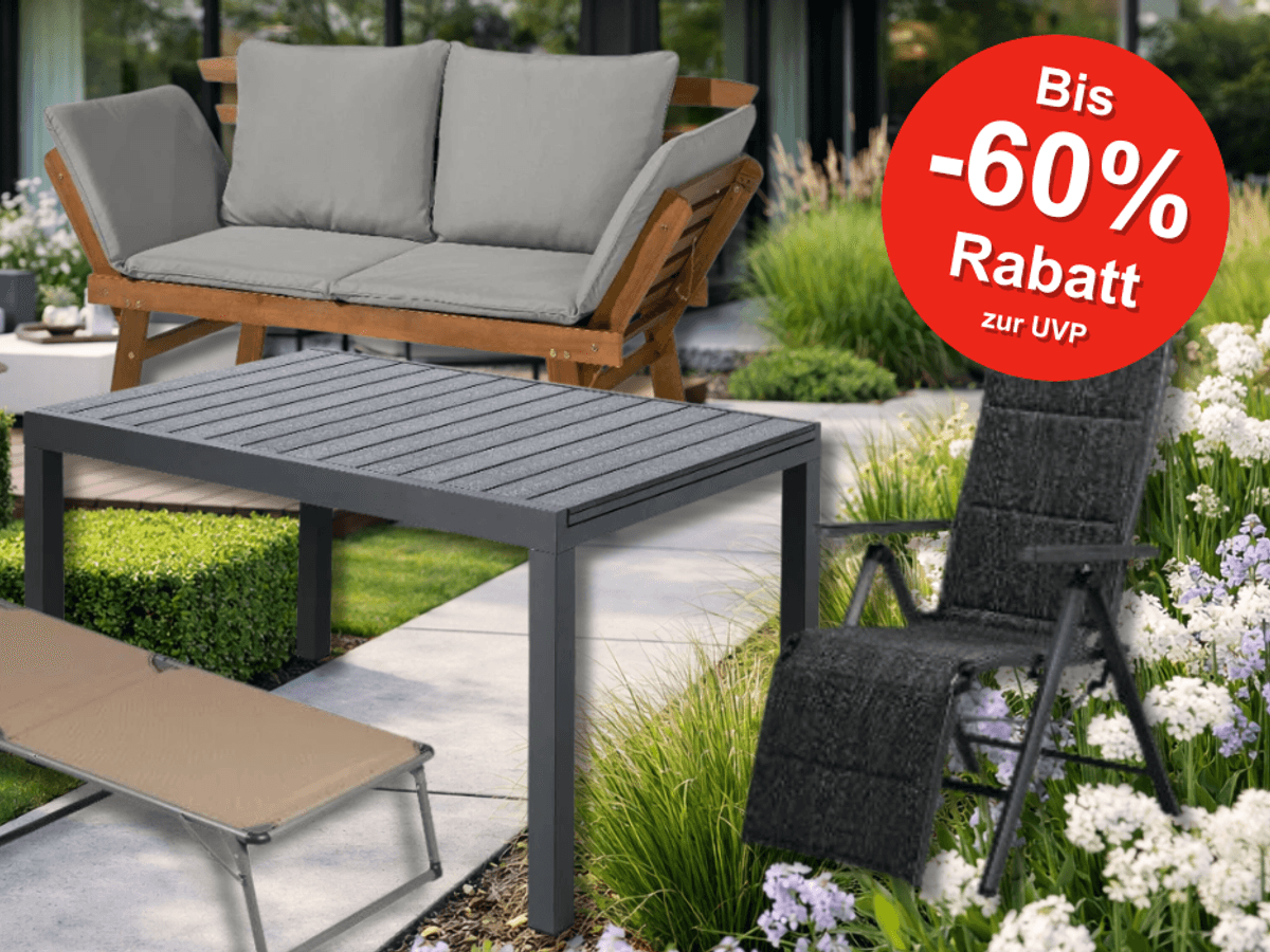 Eine sonnige Gartenszene mit verschiedenen stilvollen Gartenmöbeln aus dem Lidl Onlineshop, darunter Loungesets, eine Gartenliege, ein Sonnenschirm und eine Hollywoodschaukel.