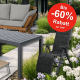 Eine sonnige Gartenszene mit verschiedenen stilvollen Gartenmöbeln aus dem Lidl Onlineshop, darunter Loungesets, eine Gartenliege, ein Sonnenschirm und eine Hollywoodschaukel.