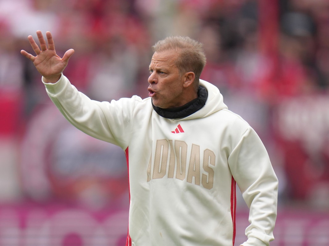 Markus Anfang gestikuliert an der Seitenlinie.