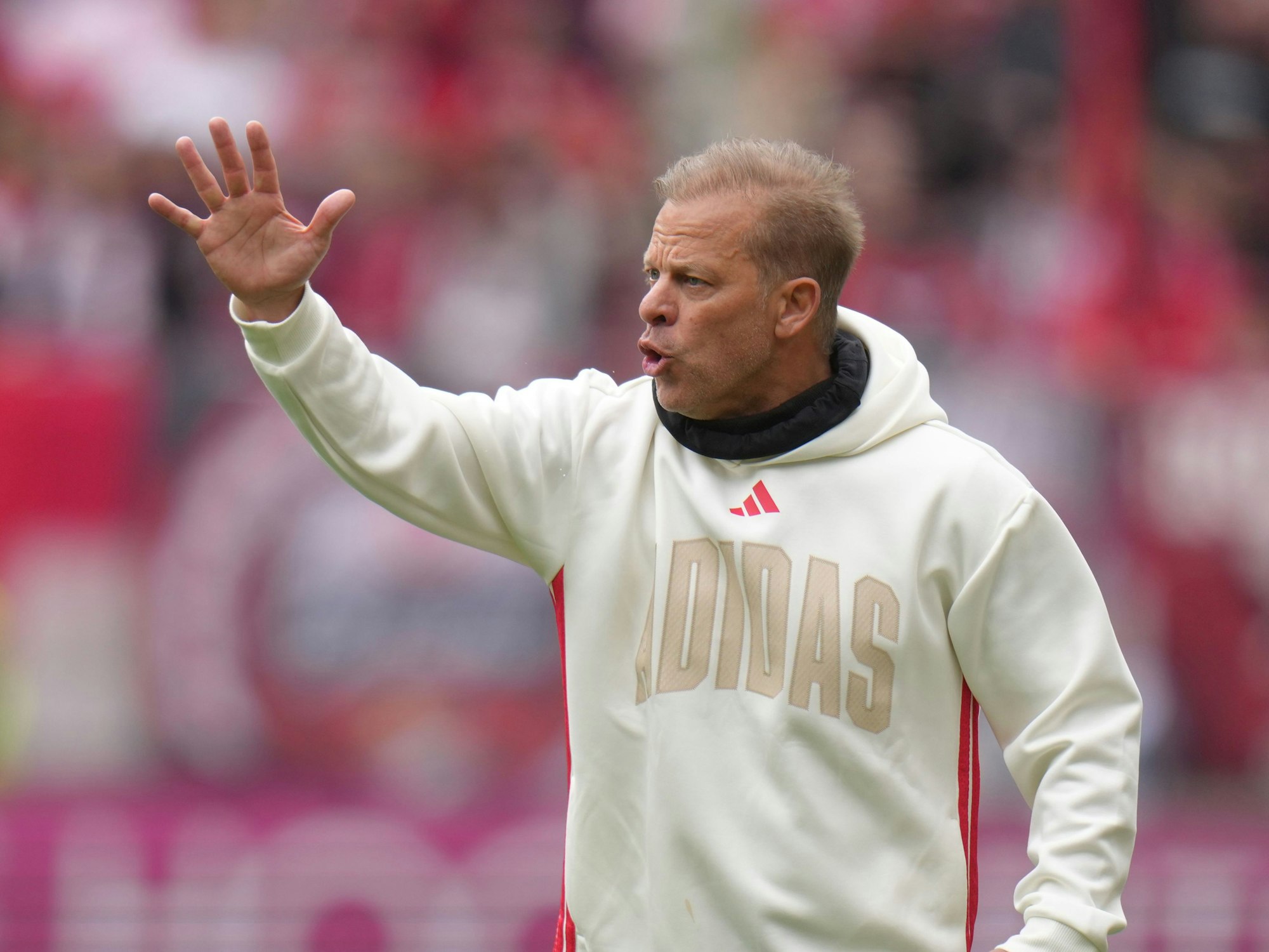 Markus Anfang gestikuliert an der Seitenlinie.