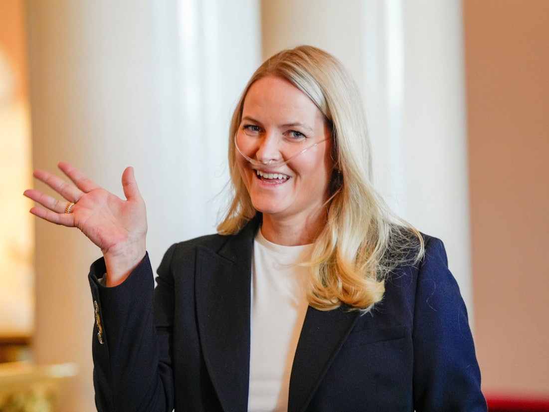 Die norwegische Kronprinzessin Mette-Marit trägt zum ersten Mal ein Sauerstoffgerät zu einem offiziellen Termin bei einem Empfang für die norwegischen Athleten der Paralympics in Mailand und Cortina 2026.