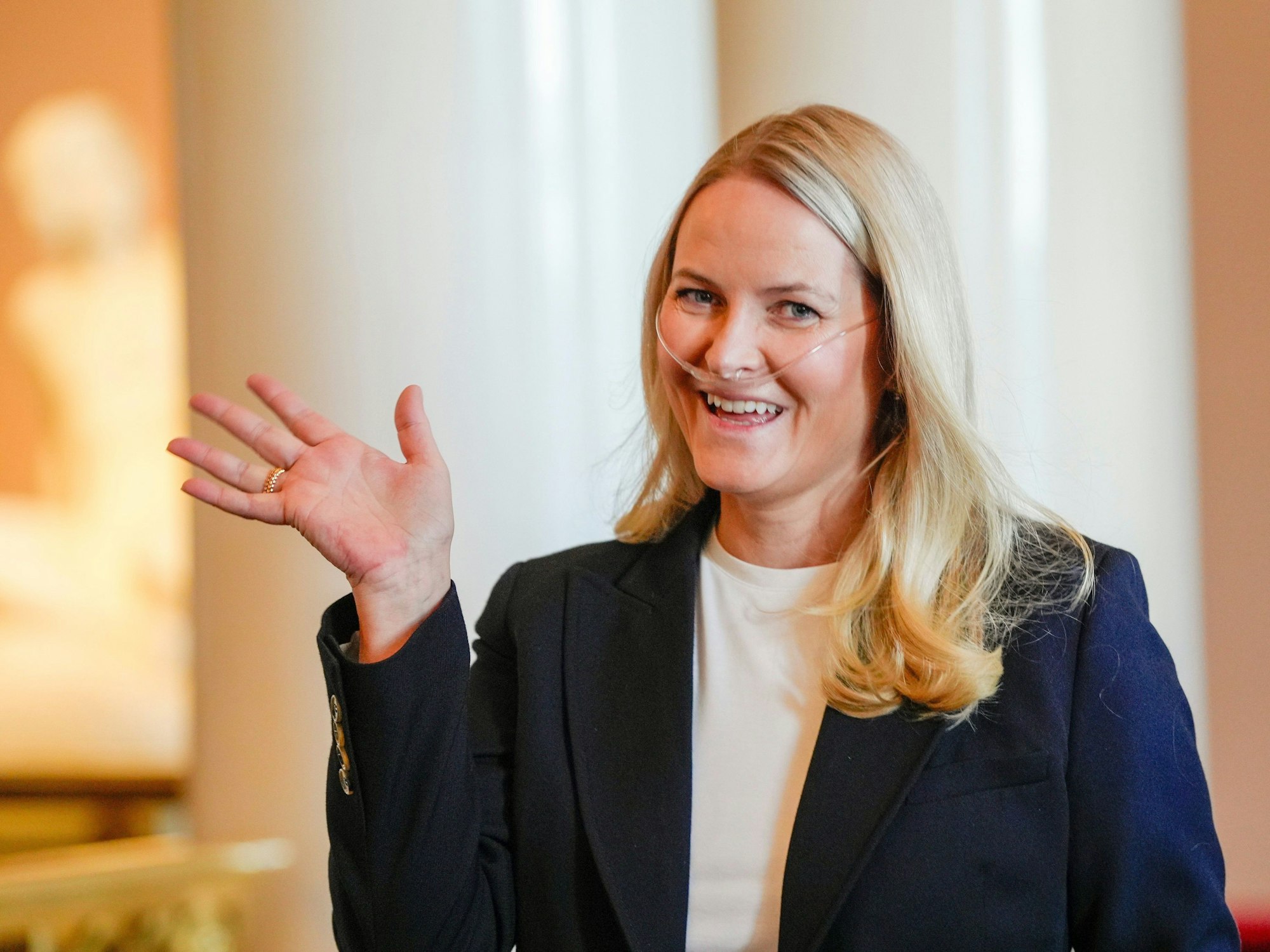 Die norwegische Kronprinzessin Mette-Marit trägt zum ersten Mal ein Sauerstoffgerät zu einem offiziellen Termin bei einem Empfang für die norwegischen Athleten der Paralympics in Mailand und Cortina 2026.