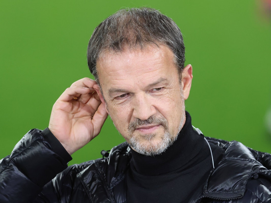 Fredi Bobic mit Kopfhörer im Ohr.