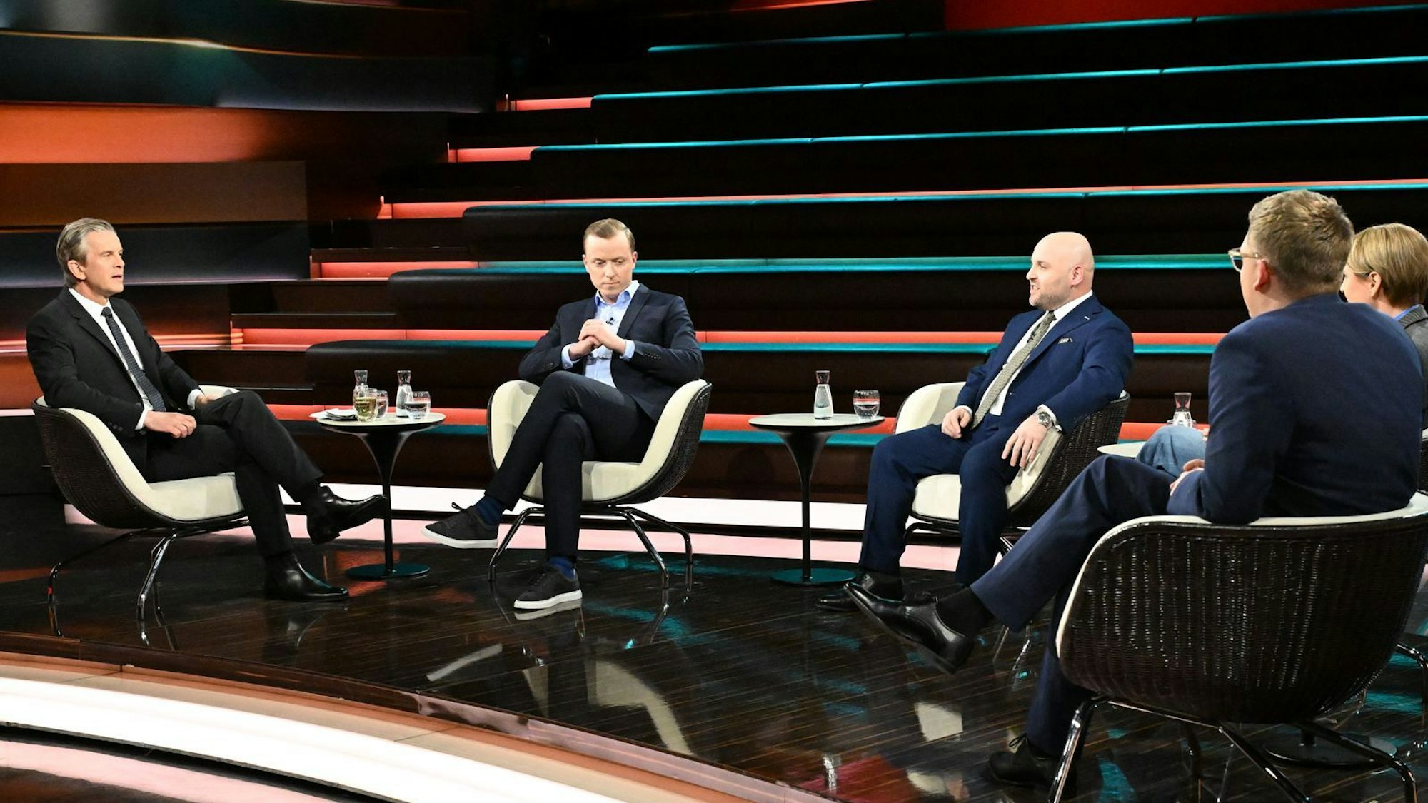 Bei „Markus Lanz“ debattierte der ZDF-Moderator (links) am Donnerstag mit seinen Gästen unter anderem über die Einschätzung der AfD zu den US-Angriffen auf den Iran sowie das Verhältnis der Partei zur Regierung von Donald Trump. (Bild: ZDF / Cornelia Lehmann)