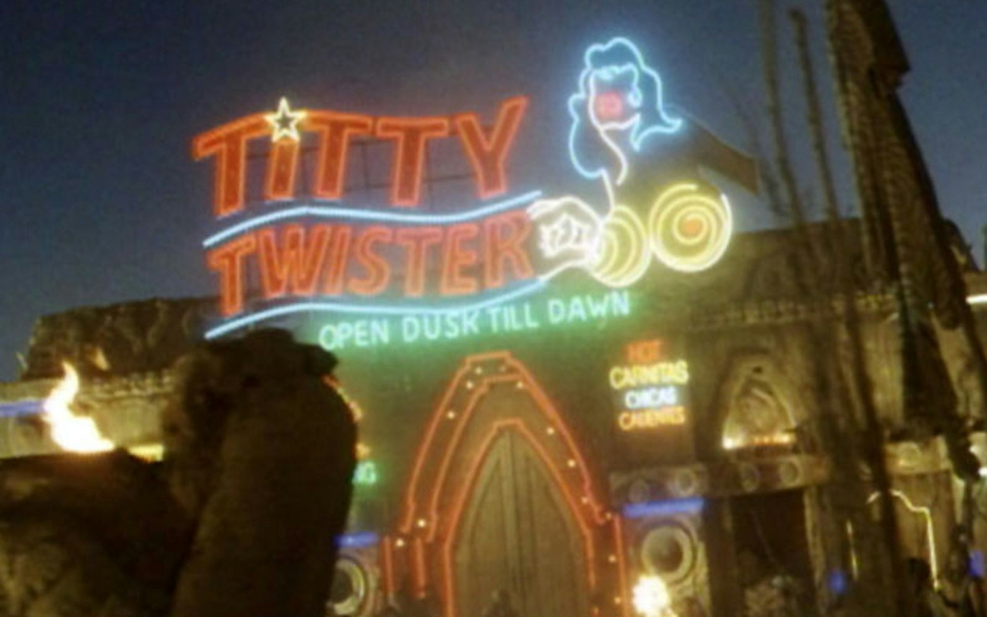 Im der mexikanische Kneipe „Titty Twister“ gehen seltsame Dinge vor sich. (Bild: RTLZWEI)