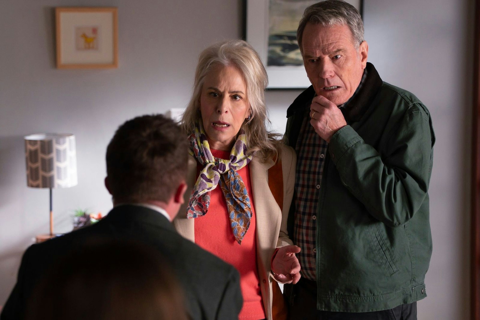 Lois (Jane Kaczmarek) und Hal (Bryan Cranston) müssen nach fast 20 Jahren mit so mancher Überraschung leben. (Bild: © 2025 Disney. All rights reserved. / David Bukach)