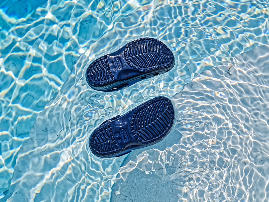 Kinderschuhe schwimmen im Wasser