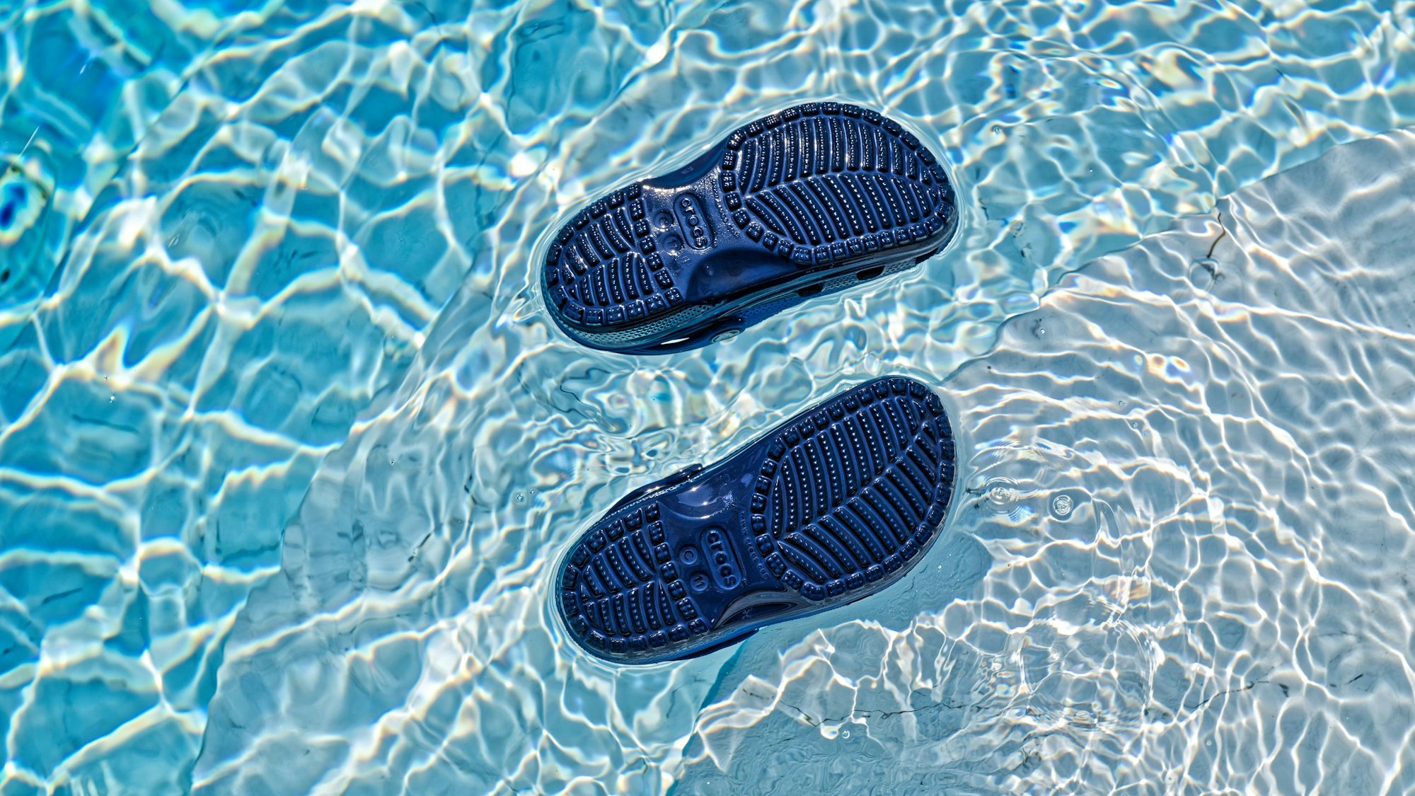 Kinderschuhe schwimmen im Wasser