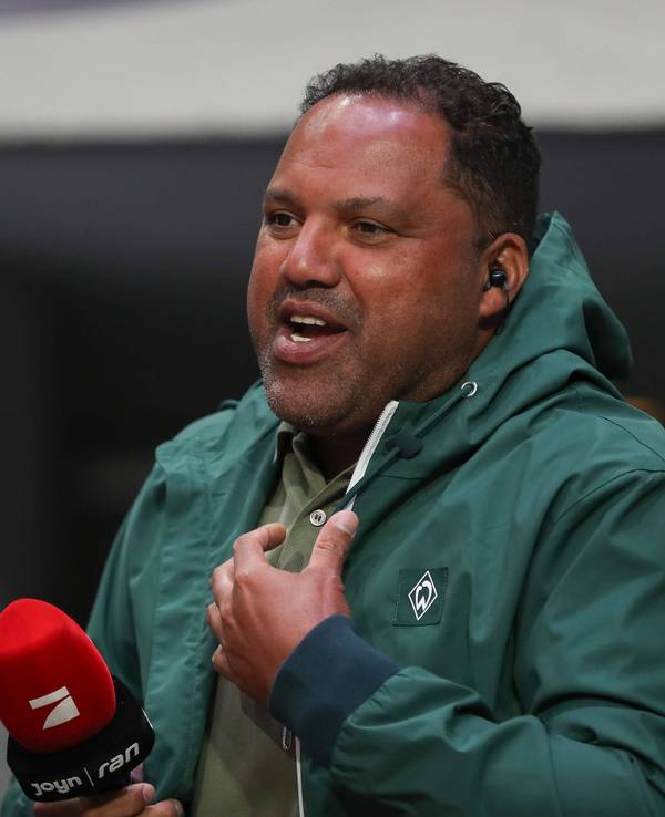 Ailton mit einem Mikrofon von ProSieben in der Hand.