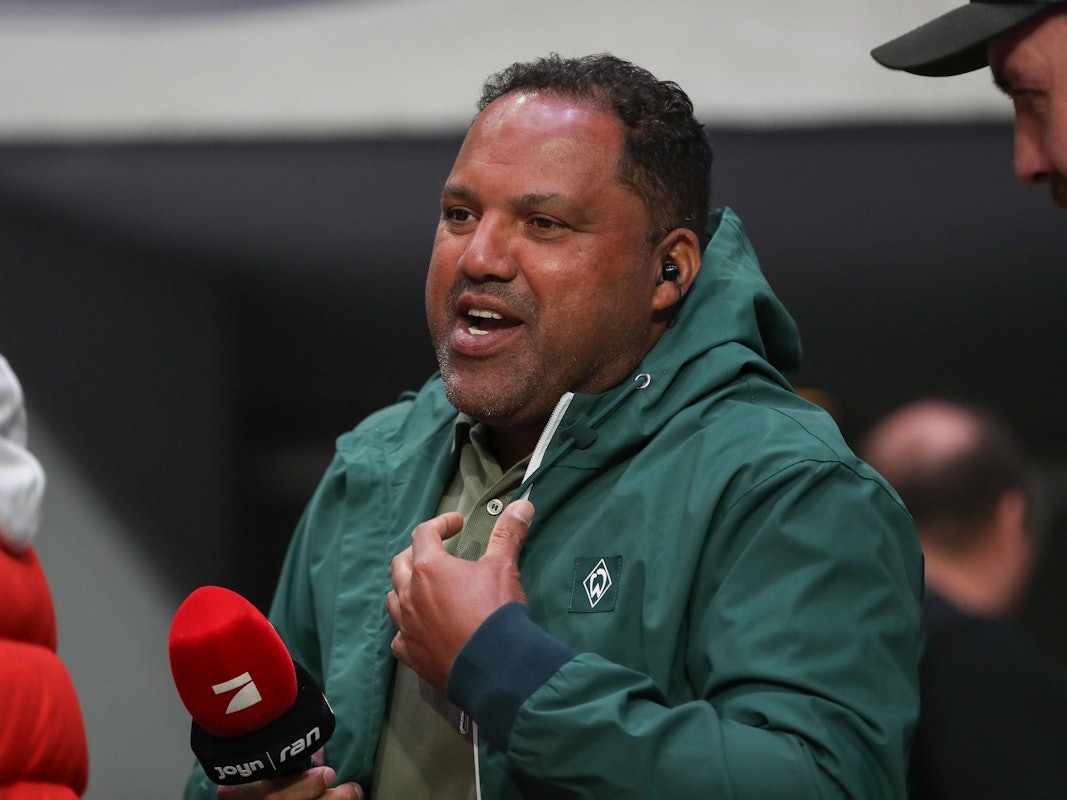 Ailton mit einem Mikrofon von ProSieben in der Hand.