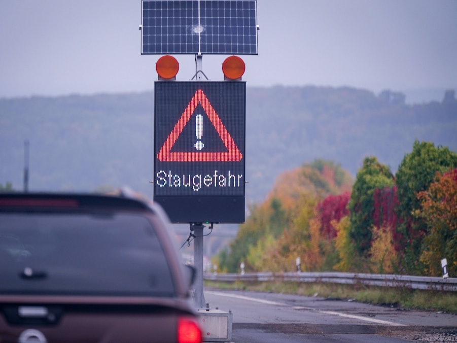 Nach einem Unfall staute sich der verkehr auf der A3. (Symbolfoto)