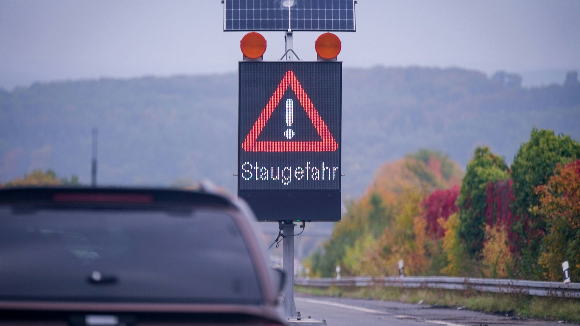 Nach einem Unfall staute sich der verkehr auf der A3. (Symbolfoto)