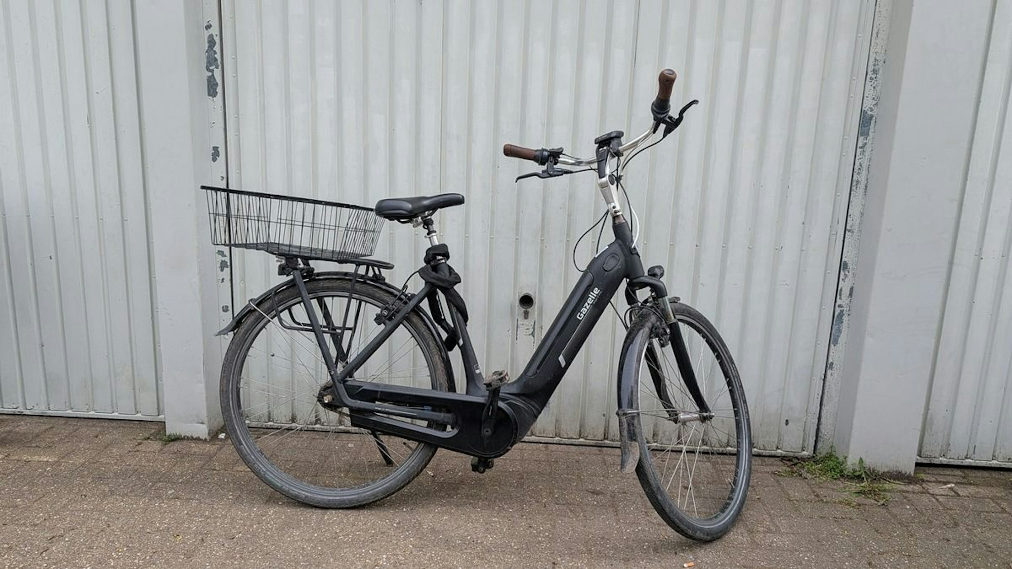 Ein schwarzes Mountainbike, das von der Polizei sichergestellt wurde.