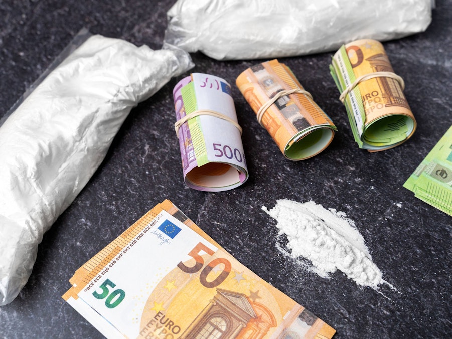 Pulver, Geldscheine und Drogenpäckchen