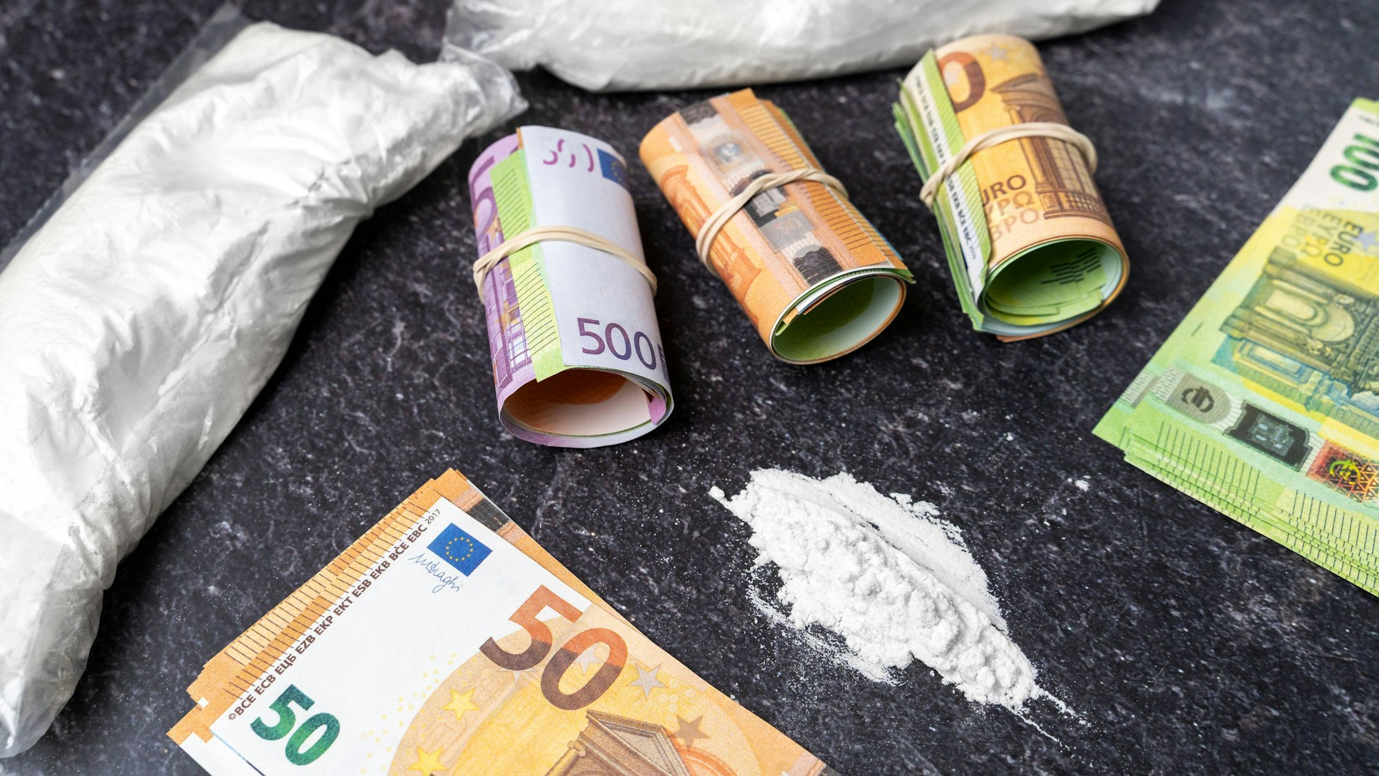 Pulver, Geldscheine und Drogenpäckchen