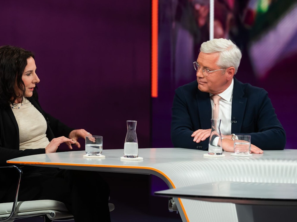 Norbert Röttgen und Schriftstellerin Juli Zeh waren sich bei der Völkerrechtswidrigkeit des Iran-Kriegs uneins. (Bild: ZDF/Jule Roehr)