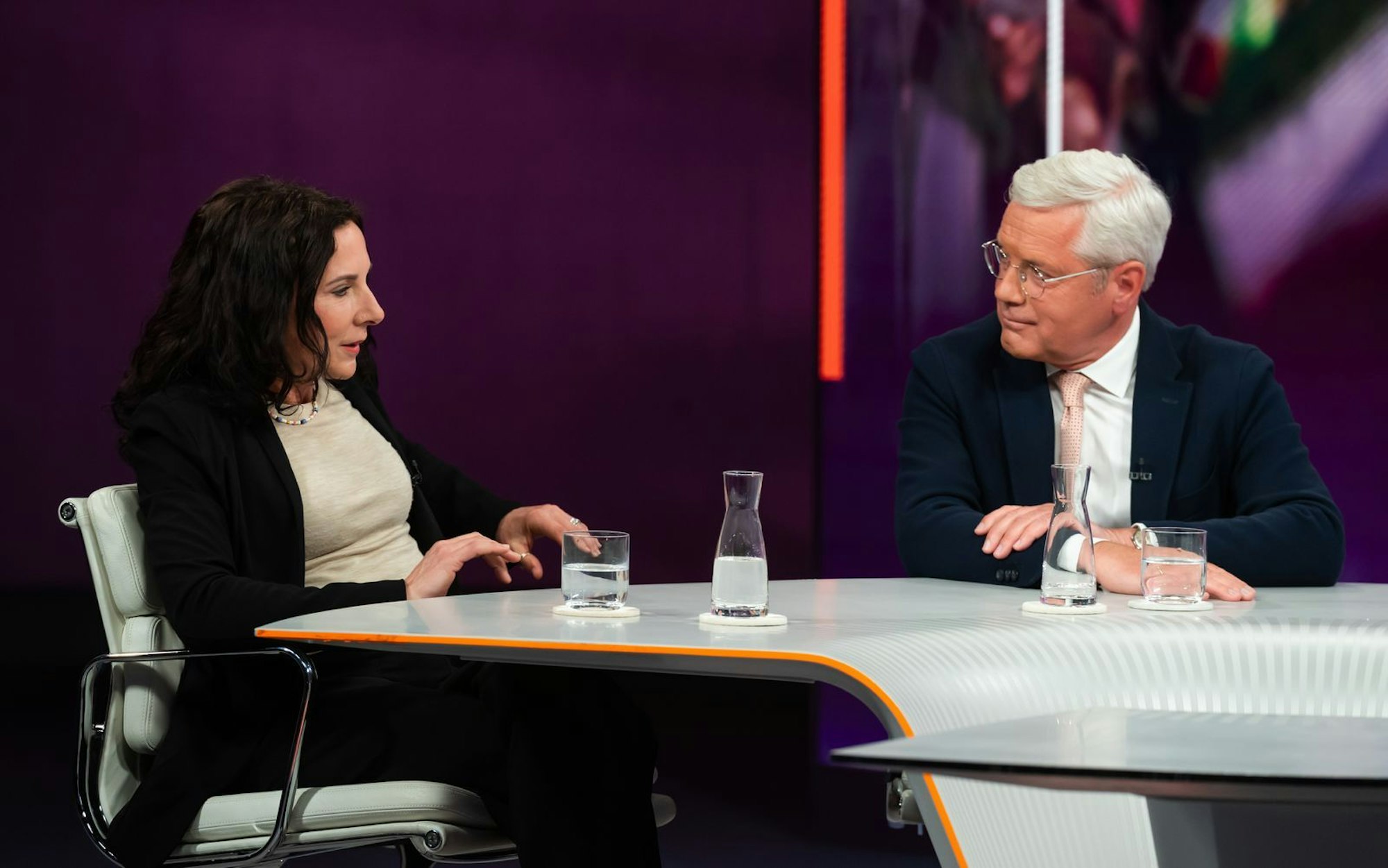 Norbert Röttgen und Schriftstellerin Juli Zeh waren sich bei der Völkerrechtswidrigkeit des Iran-Kriegs uneins. (Bild: ZDF/Jule Roehr)