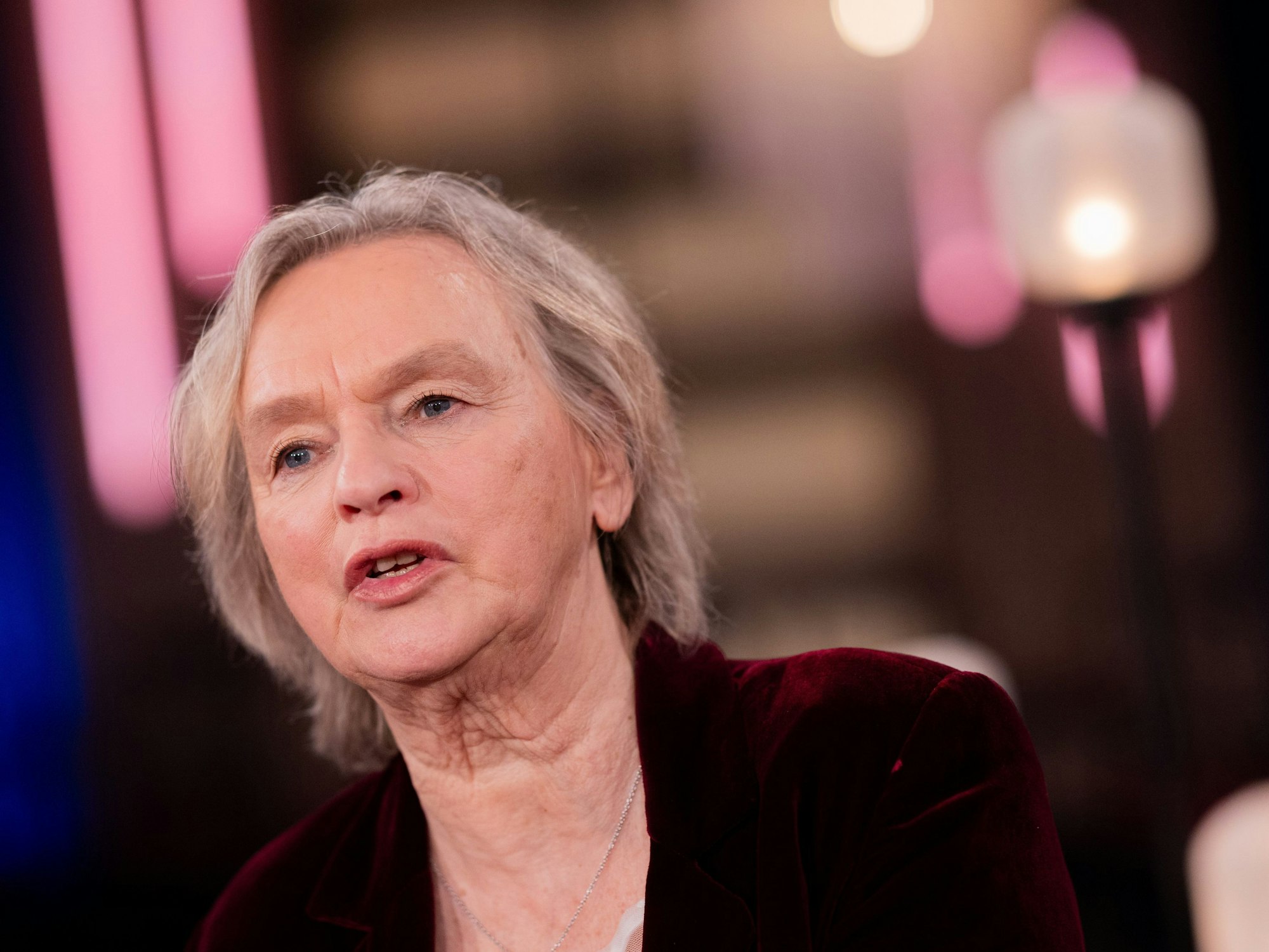 Elke Heidenreich, Literatur-Expertin, sitzt im Anschluss an die Aufzeichnung der Talkshow ·Kölner Treff· in den Studios des WDR im Stadtteil Bocklemünd.