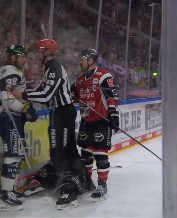 Yannick Veilleux wird nach seinem Crosscheck von den Schiris und Haie-Kapitän Mo Müller zur Rede gestellt.