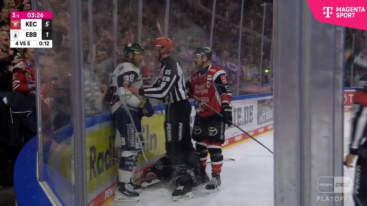 Yannick Veilleux wird nach seinem Crosscheck von den Schiris und Haie-Kapitän Mo Müller zur Rede gestellt.