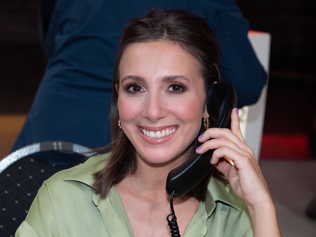 Vanessa Civiello telefoniert und lächelt dabei.