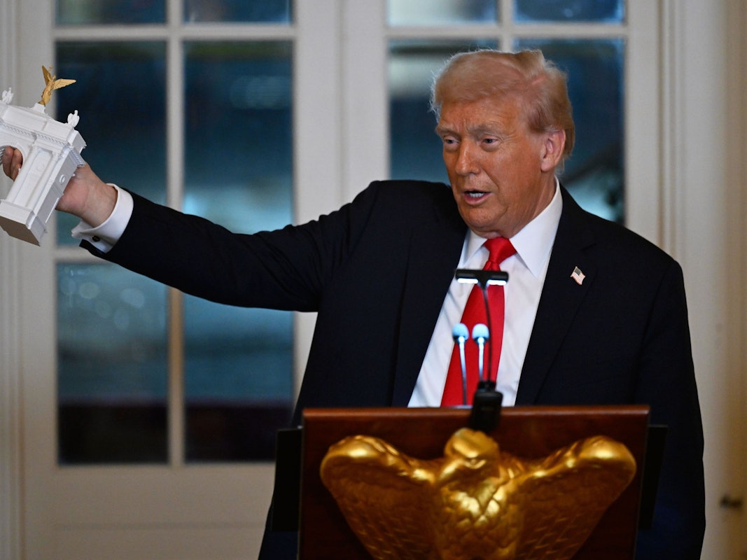 US-Präsident Donald Trump zeigt bei einem Abendessen für Spender, die zum Bau des neuen Ballsaals im Weißen Haus beigetragen haben, das Modell eines Triumphbogens. (Archivbild)