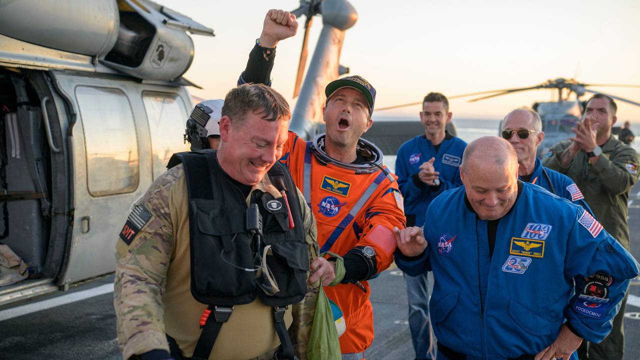 Astronaut Reid Wiseman, Kommandant von Artemis II, wird vom Flugdeck begleitet.