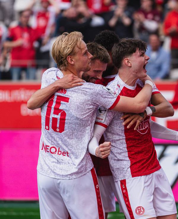 Jaka Cuber Potocnik jubelt mit Teamkollegen vor den Fans.