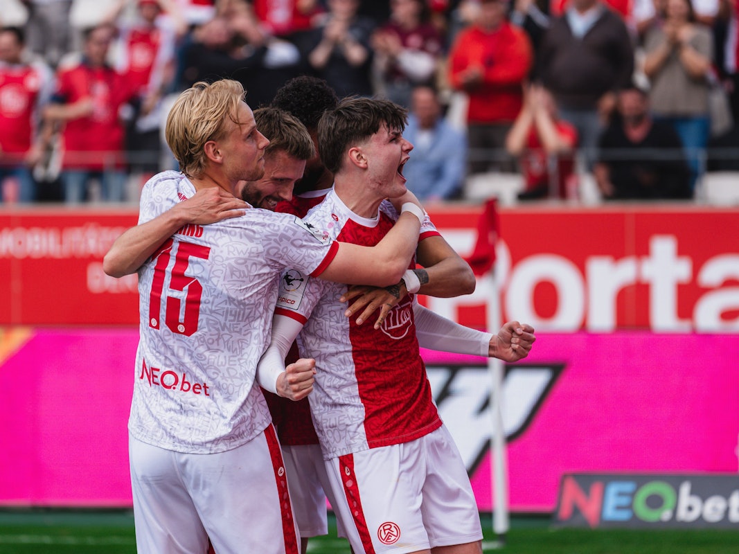 Jaka Cuber Potocnik jubelt mit Teamkollegen vor den Fans.