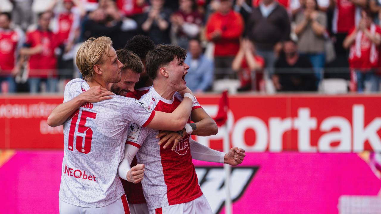 Jaka Cuber Potocnik jubelt mit Teamkollegen vor den Fans.
